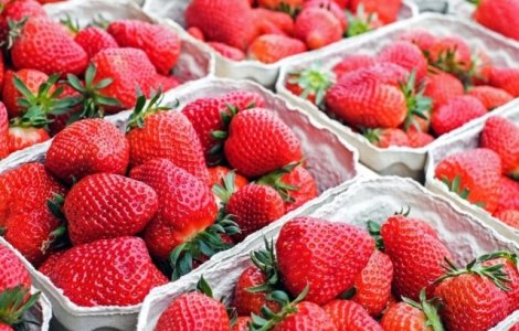 O femeie a fost pusa sub acuzare in cazul capsunelor cu ace de cusut in interior