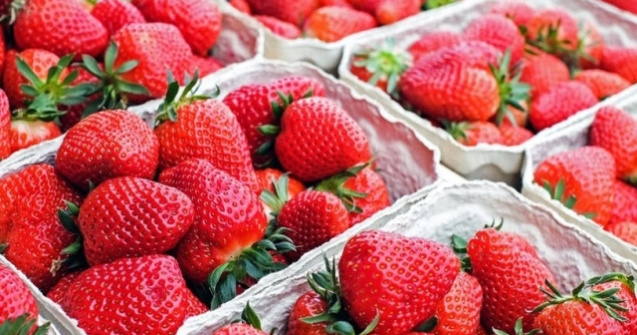 O femeie a fost pusa sub acuzare in cazul capsunelor cu ace de cusut in interior