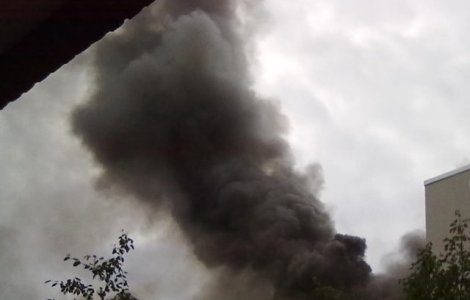 Incendiu la un depozit de mase plastice, in Ploiesti. Populatia, sfatuita sa ramana in locuinte