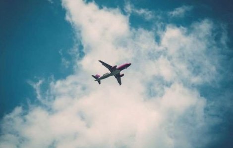 Momentele cheie in care romanii pot rezerva bilete de avion si calatori, facand economii de pana la 56%