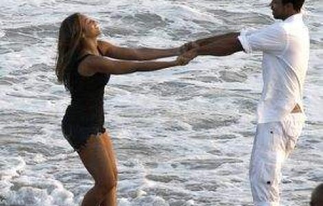 Beyonce il face gelos pe Jay-Z