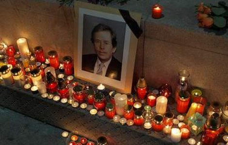 Prima zi de doliu: Trupul neinsufletit al lui Havel, transferat la Castel