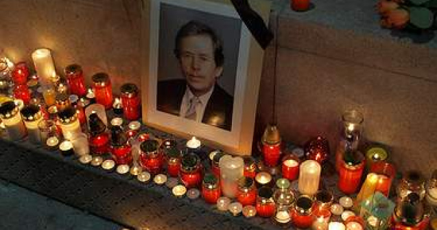 Prima zi de doliu: Trupul neinsufletit al lui Havel, transferat la Castel