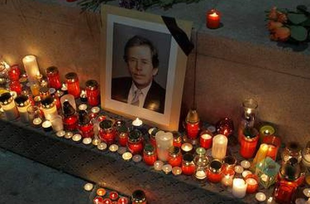 Prima zi de doliu: Trupul neinsufletit al lui Havel, transferat la Castel