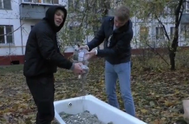 Au cumparat un iPhone XS platind cu o cada plina de monede