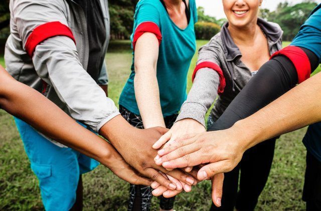 Voluntariatul aduce recompense mai valoroase decat banii: 8 motive pentru a-i ajuta dezinteresat pe cei din jur