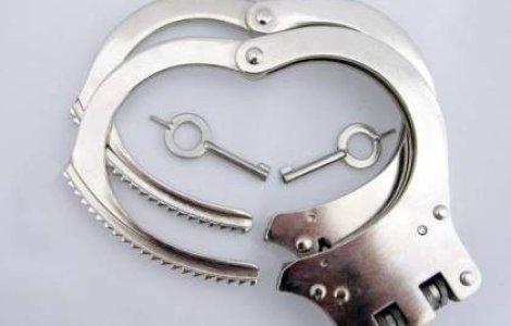 DIICOT: Trei romani si un italian, prinsi pentru fraudarea unor banci cu 5 milioane de euro