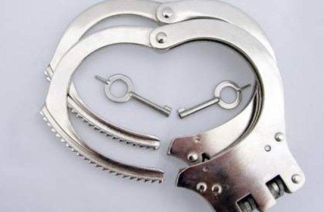 DIICOT: Trei romani si un italian, prinsi pentru fraudarea unor banci cu 5 milioane de euro