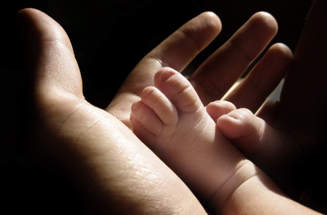 Caz rar: Doua fetite care impart acelasi corp s-au nascut in Pitesti