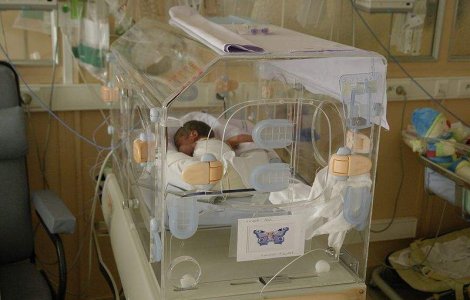 Ce pedeapsa a primit asistenta care a uitat un bebelus in incubator?