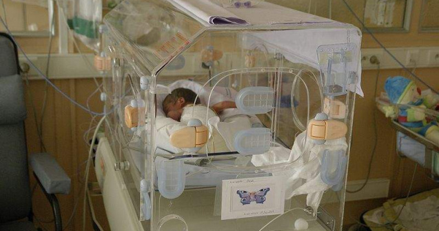 Ce pedeapsa a primit asistenta care a uitat un bebelus in incubator?