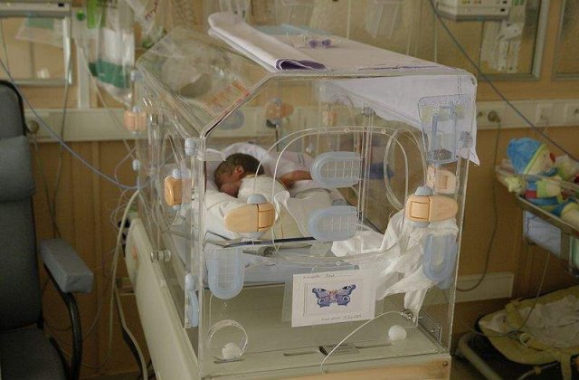 Ce pedeapsa a primit asistenta care a uitat un bebelus in incubator?