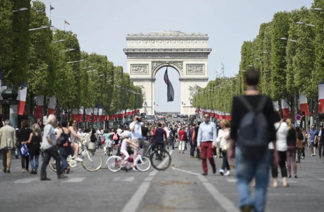 Parisul vrea sa interzica circulatia masinilor in centrul orasului in fiecare duminica: zona va deveni pietonala