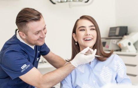 Studiu: Implanturile dentare executate corect impacteaza pozitiv calitatea vietii