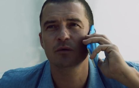 Millie Brown, Orlando Bloom, Dua Lipa, Liam Neeson, printre vedetele care poarta albastru in sprijinul copiilor dezavantajati din lume