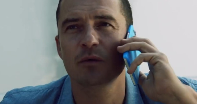 Millie Brown, Orlando Bloom, Dua Lipa, Liam Neeson, printre vedetele care poarta albastru in sprijinul copiilor dezavantajati din lume