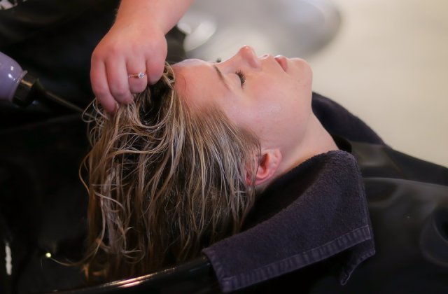 6 lucruri pe care profesionistii din saloanele de coafura nu si le-ar face niciodata
