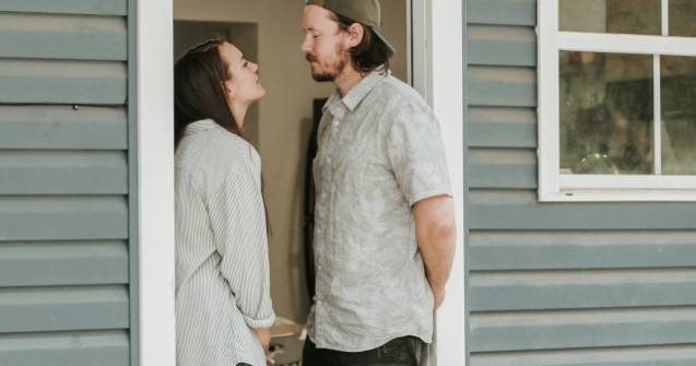  Top  Il verifici constant: 7 semne care arata ca iti dadacesti prea mult partenerul