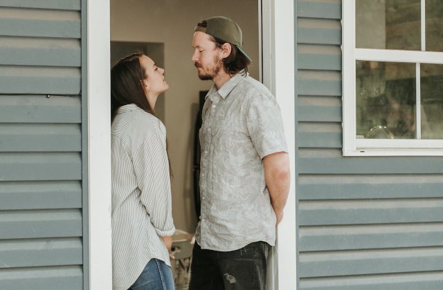 Il verifici constant: 7 semne care arata ca iti dadacesti prea mult partenerul