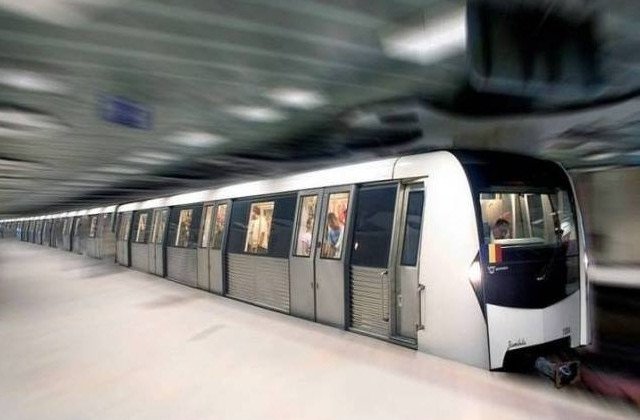 Un tanar a oprit un barbat care voia sa se sinucida la metrou/ VIDEO