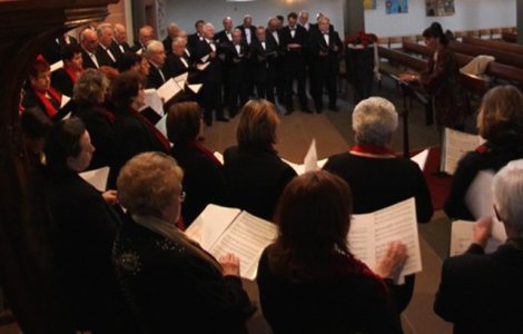 Un medic din Ungaria le prescrie pacientilor bolnavi de plamani o terapie prin cantec