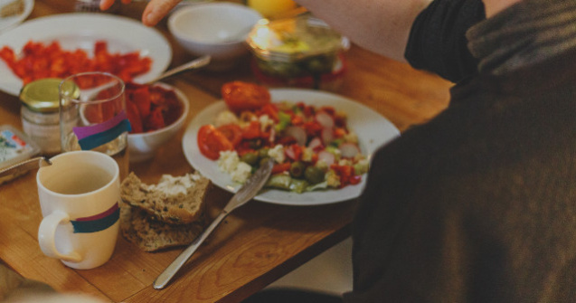 Studiu: O dieta cu un continut redus de proteine si bogata in carbohidrati imbunatateste sanatatea creierului