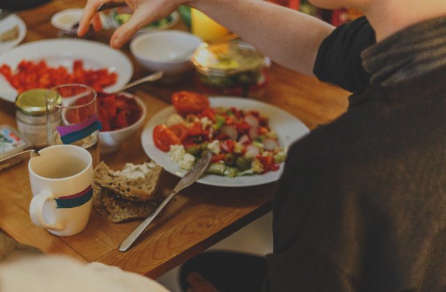 Studiu: O dieta cu un continut redus de proteine si bogata in carbohidrati imbunatateste sanatatea creierului