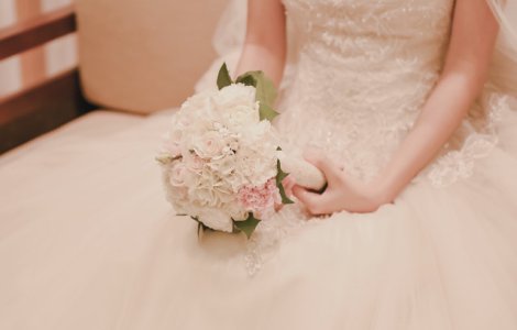 O mireasa de 17 ani a fost scoasa la licitatie pe Facebook. Ce a primit tatal in schimbul adolescentei