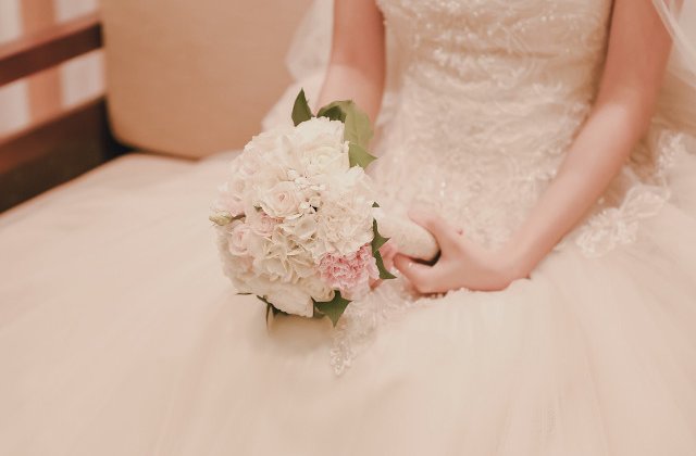 O mireasa de 17 ani a fost scoasa la licitatie pe Facebook. Ce a primit tatal in schimbul adolescentei