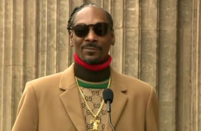 Snoop Dogg si-a multumit lui insusi cand a primit o stea pe Walk of Fame / VIDEO