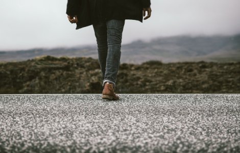 Studiu: Mersul cu spatele ar avea efect benefic