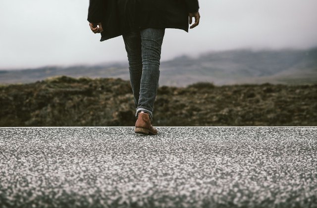 Studiu: Mersul cu spatele ar avea efect benefic pentru amintirea evenimentelor petrecute recent