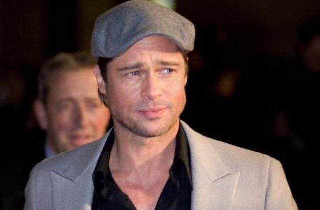 Brad Pitt se bate cu zombi... de trei ori la rand