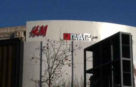 Fanii site-ului 9gag au "tatuat" Unirea Shopping Center