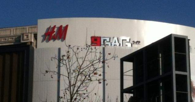 Fanii site-ului 9gag au "tatuat" Unirea Shopping Center