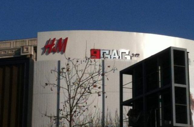 Fanii site-ului 9gag au "tatuat" Unirea Shopping Center