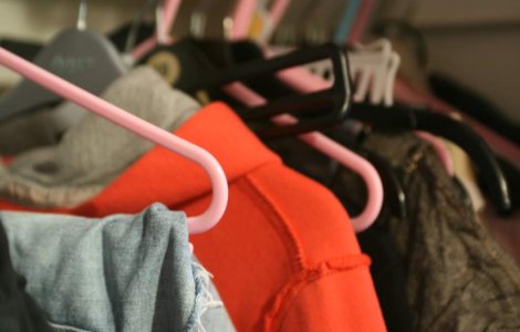 Somerii de la Nokia primesc bani de la UE pentru haine, tuns si barbierit