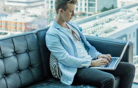 Studiu: Milenialii isi petrec aproape 4 ore pe zi navigand pe Internet