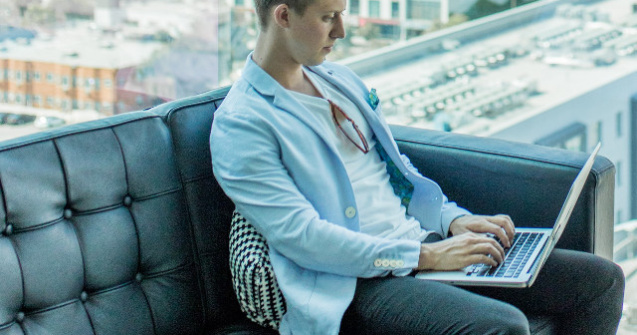 Studiu: Milenialii isi petrec aproape 4 ore pe zi navigand pe Internet