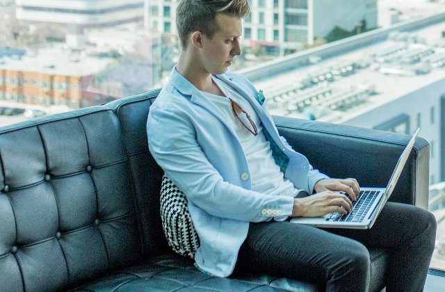 Studiu: Milenialii isi petrec aproape 4 ore pe zi navigand pe Internet