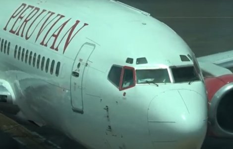 Un avion cu 127 de persoane la bord s-a prabusit pe pista, dupa ce rotile de aterizare au explodat