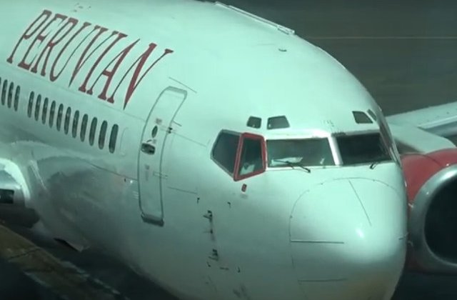 Un avion cu 127 de persoane la bord s-a prabusit pe pista, dupa ce rotile de aterizare au explodat