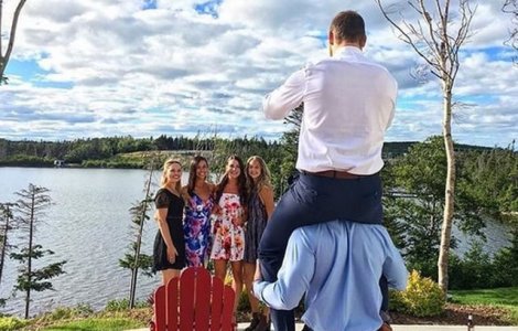  Top  Dedicare dusa la extrem: 10+ imagini care surprind stradania barbatilor de a le face poze perfecte partenerelor