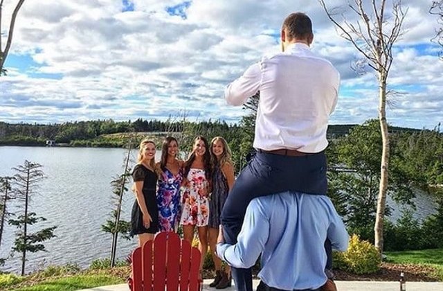 Dedicare dusa la extrem: 10+ imagini care surprind stradania barbatilor de a le face poze perfecte partenerelor