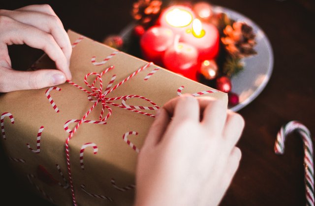 O mica atentie conteaza: 7 idei de cadouri de Craciun pentru vecini