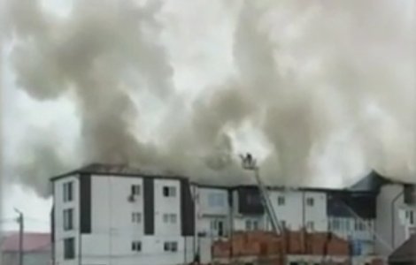 Incendiu puternic la doua mansarde de bloc din Chiajna/ VIDEO