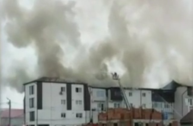 Incendiu puternic la doua mansarde de bloc din Chiajna/ VIDEO