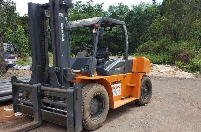 Un barbat a fost zdrobit de un motostivuitor pus in miscare de cainele sau