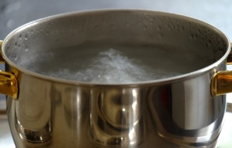 Barbat, retinut dupa ce si-a lovit sotia si a aruncat in ea cu apa clocotita