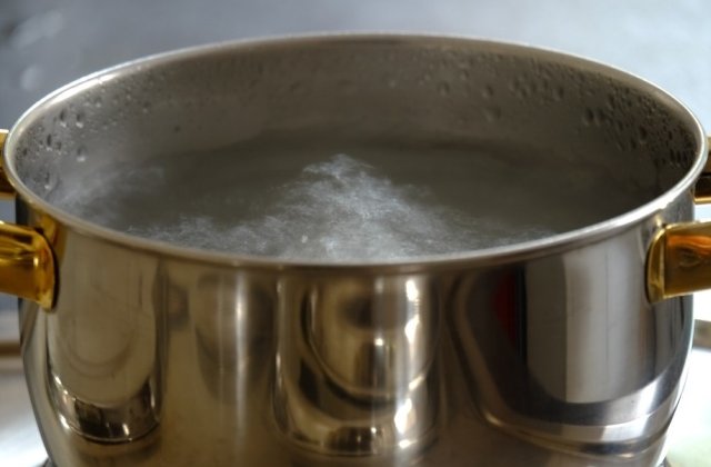 Barbat, retinut dupa ce si-a lovit sotia si a aruncat in ea cu apa clocotita